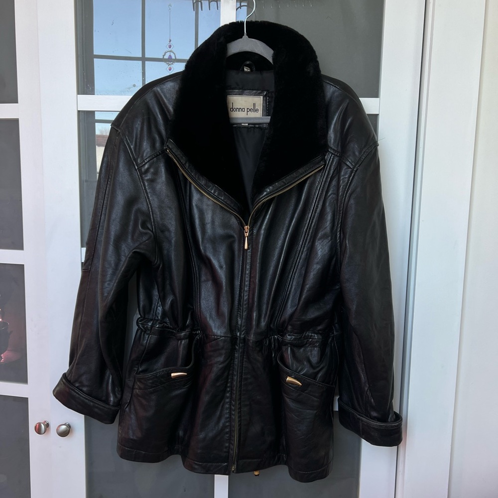 Donna Pelle Vintage Black leather jacket with faux fur collar.